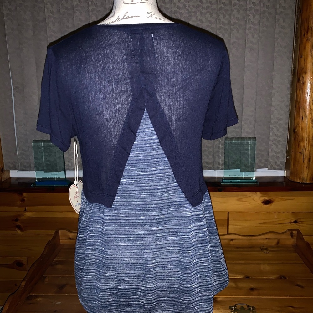 Women’s Top - Picture 2 of 5
